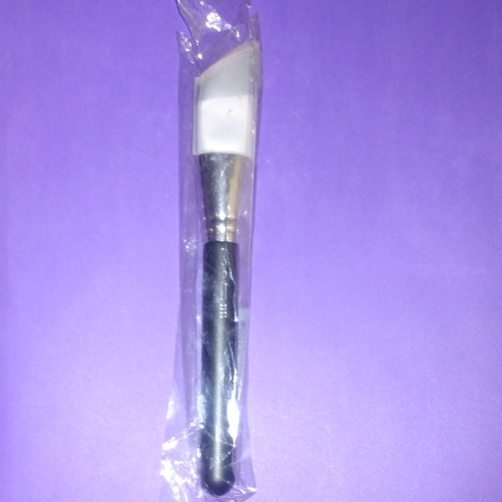 MAC Cosmetics Black and Silver Makeup Foundation Brush*BRAND NEW*